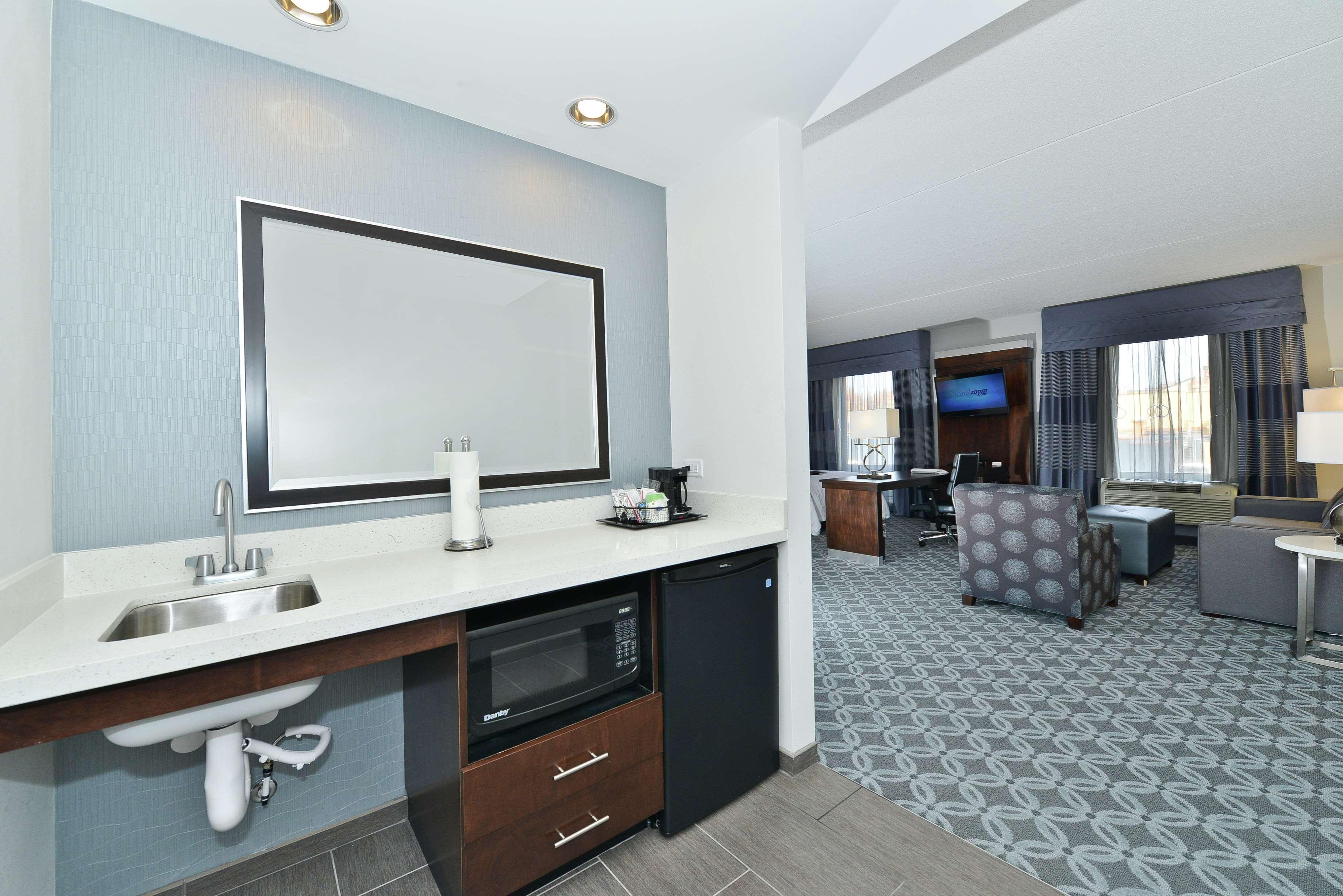 Hampton Inn & Suites Greensboro/Coliseum Area Ngoại thất bức ảnh