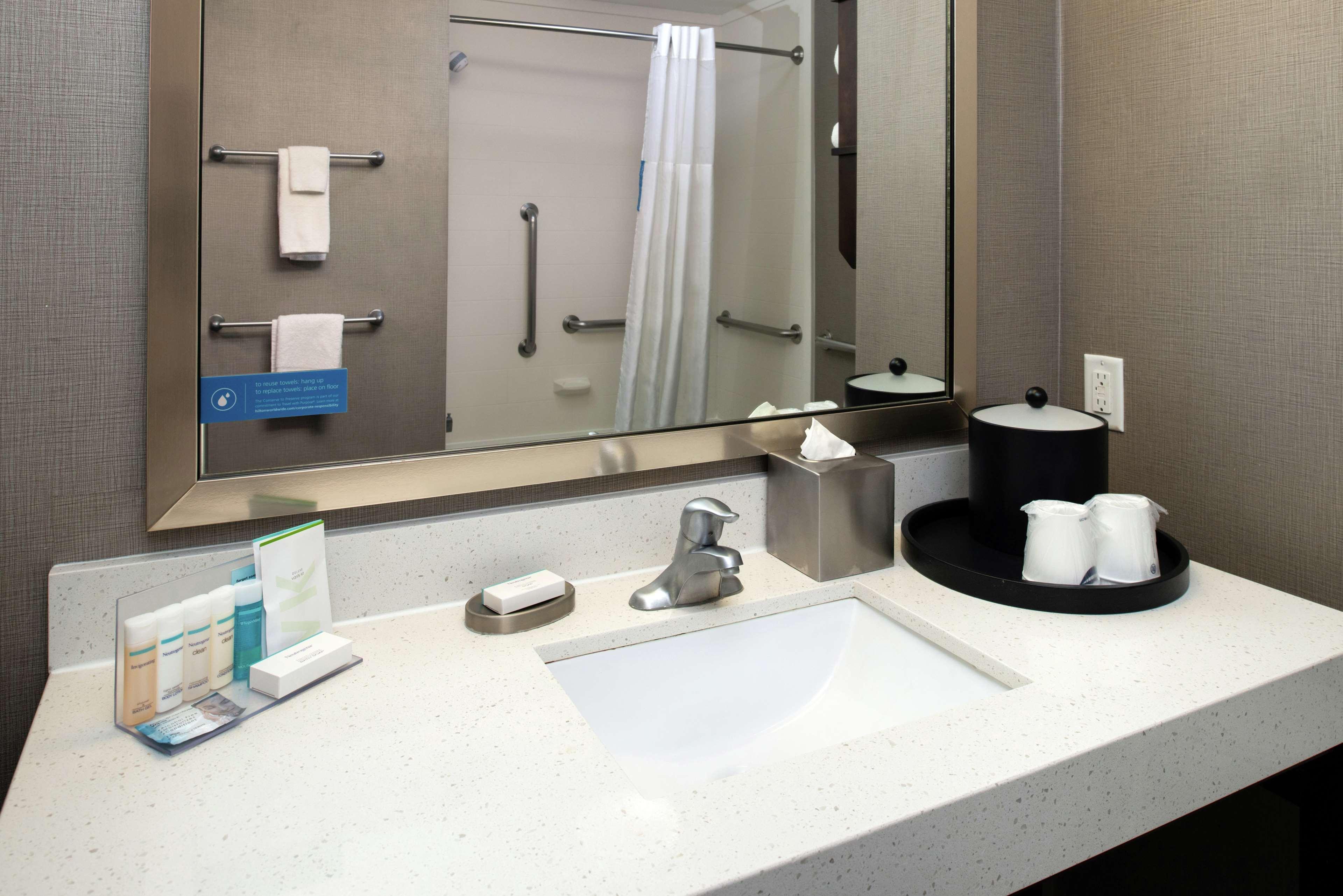 Hampton Inn & Suites Greensboro/Coliseum Area Ngoại thất bức ảnh