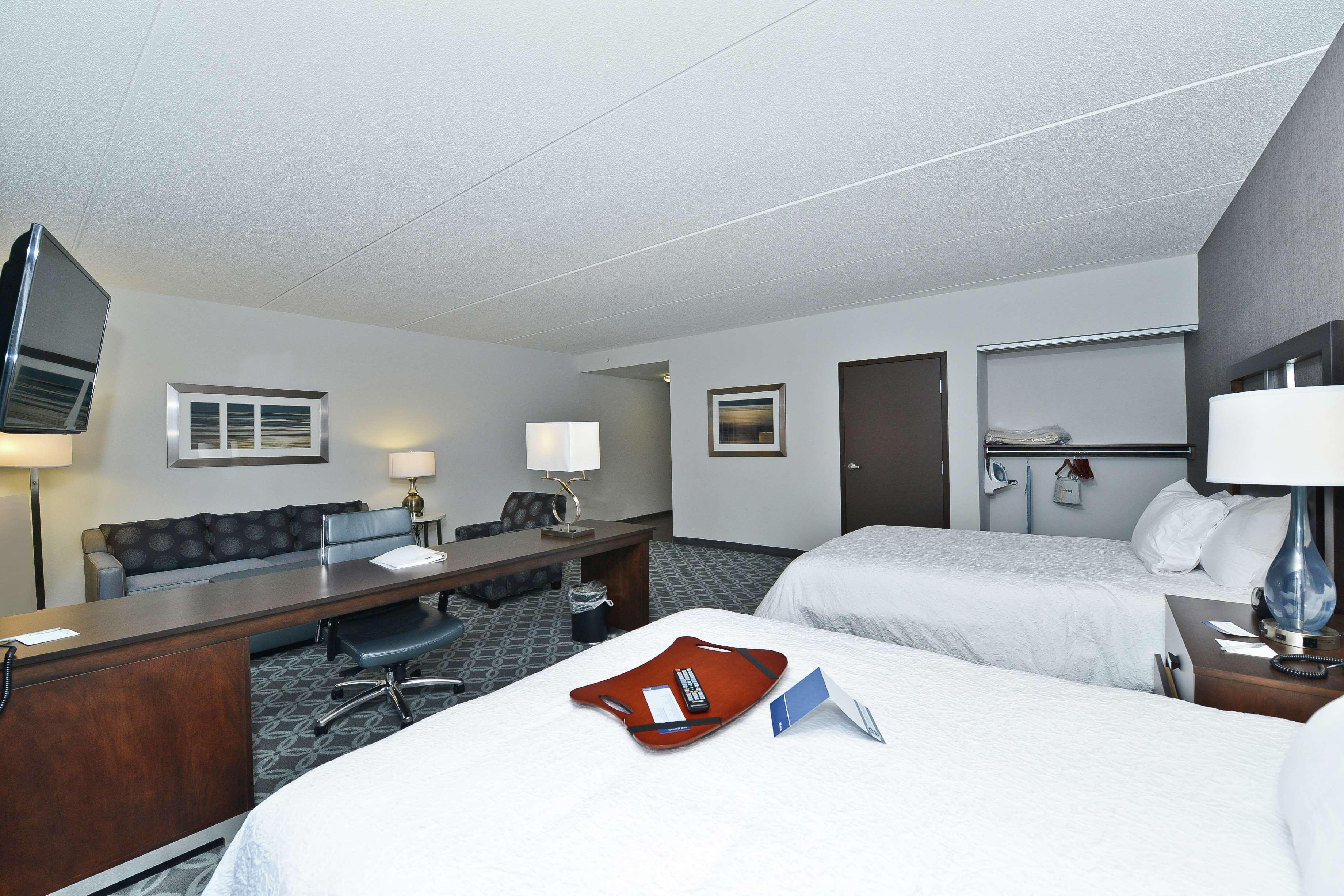 Hampton Inn & Suites Greensboro/Coliseum Area Ngoại thất bức ảnh