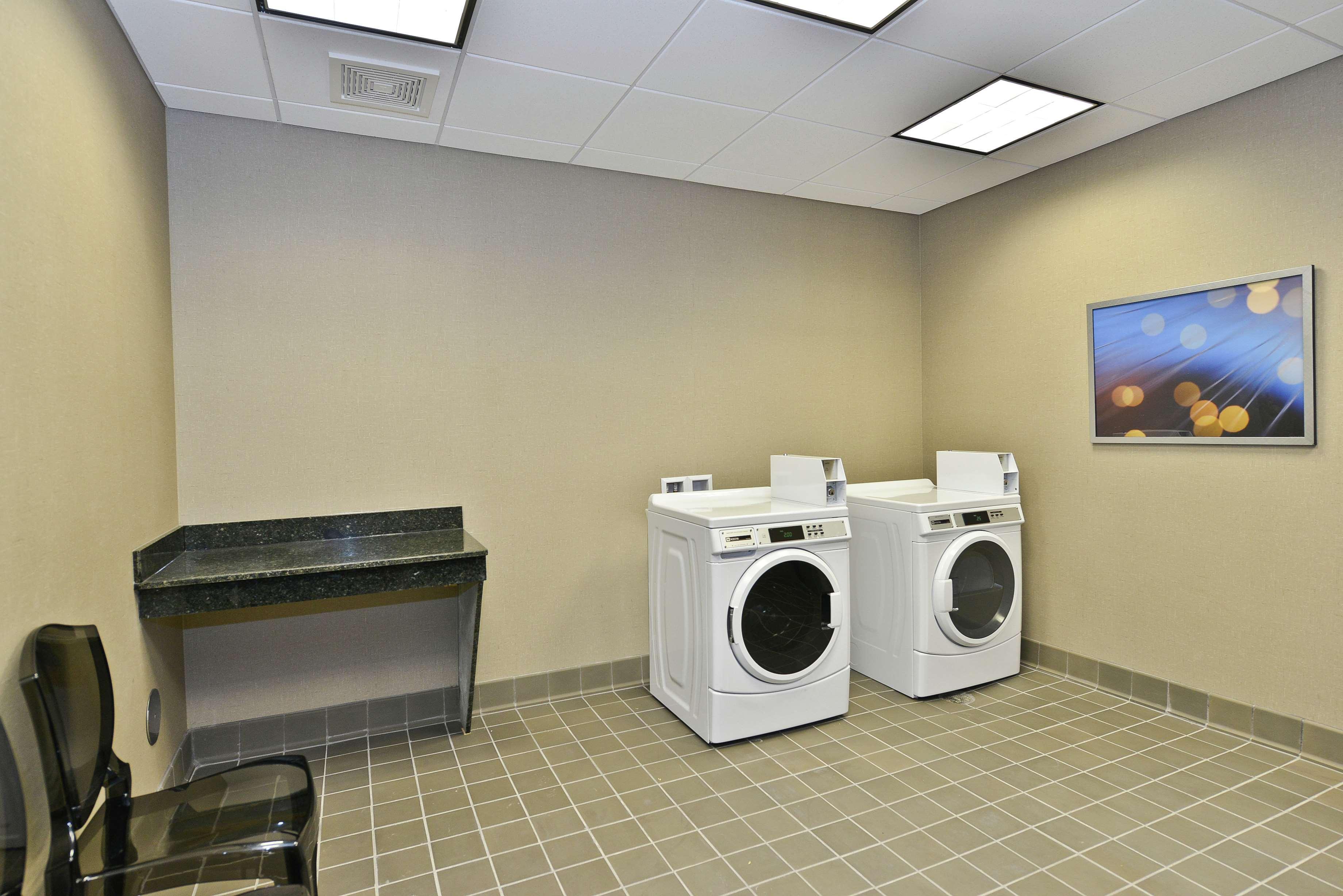 Hampton Inn & Suites Greensboro/Coliseum Area Ngoại thất bức ảnh