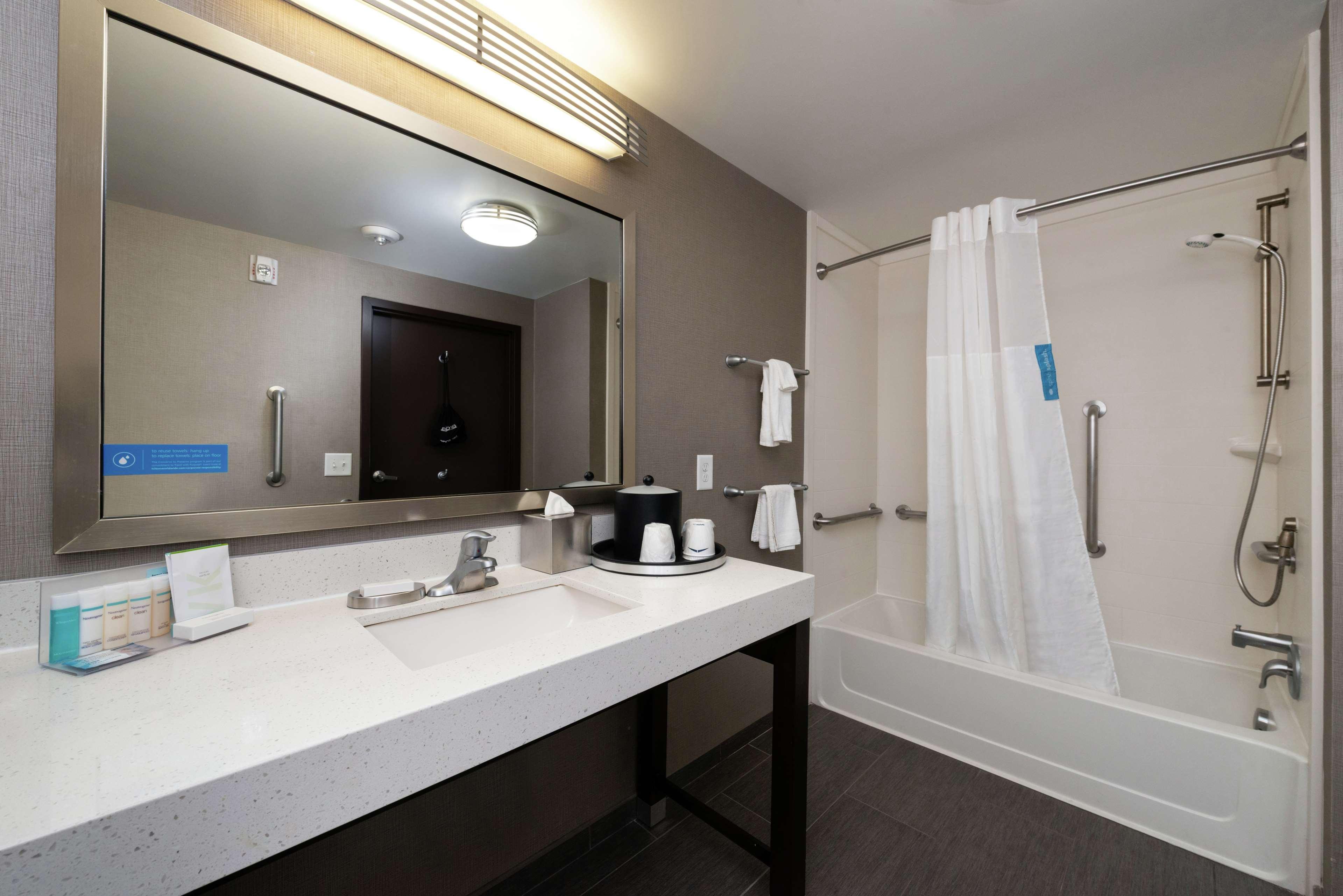 Hampton Inn & Suites Greensboro/Coliseum Area Ngoại thất bức ảnh