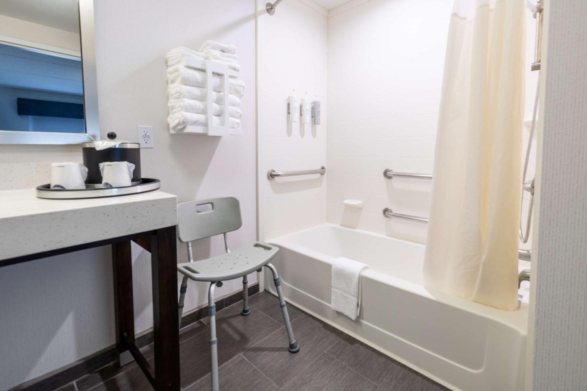 Hampton Inn & Suites Greensboro/Coliseum Area Ngoại thất bức ảnh