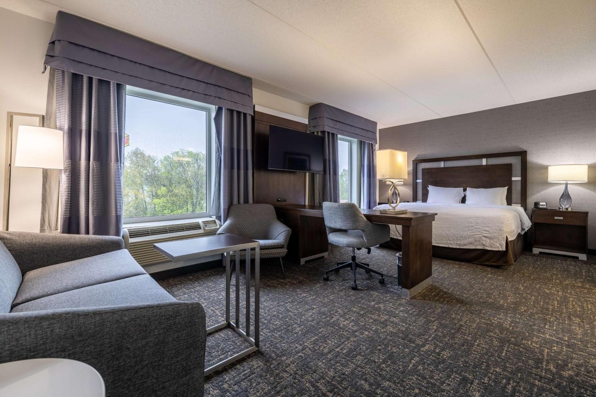Hampton Inn & Suites Greensboro/Coliseum Area Ngoại thất bức ảnh