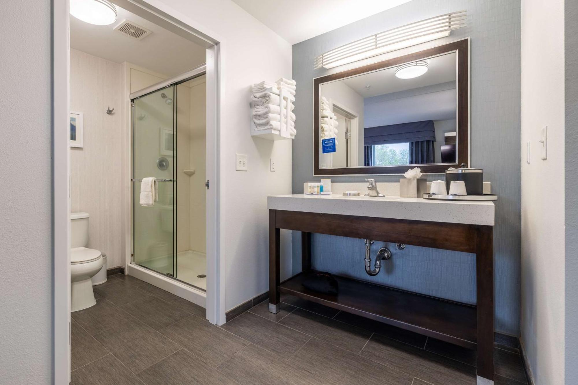 Hampton Inn & Suites Greensboro/Coliseum Area Ngoại thất bức ảnh