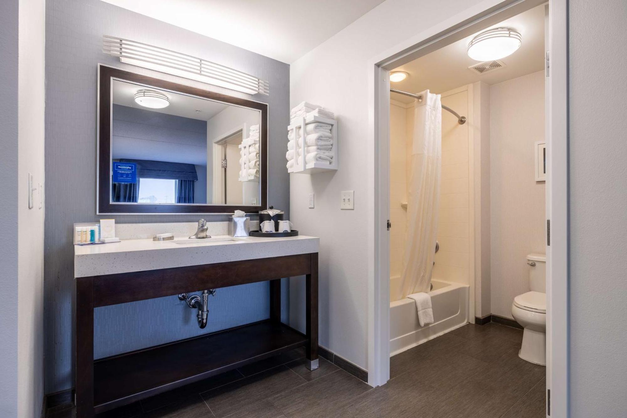 Hampton Inn & Suites Greensboro/Coliseum Area Ngoại thất bức ảnh