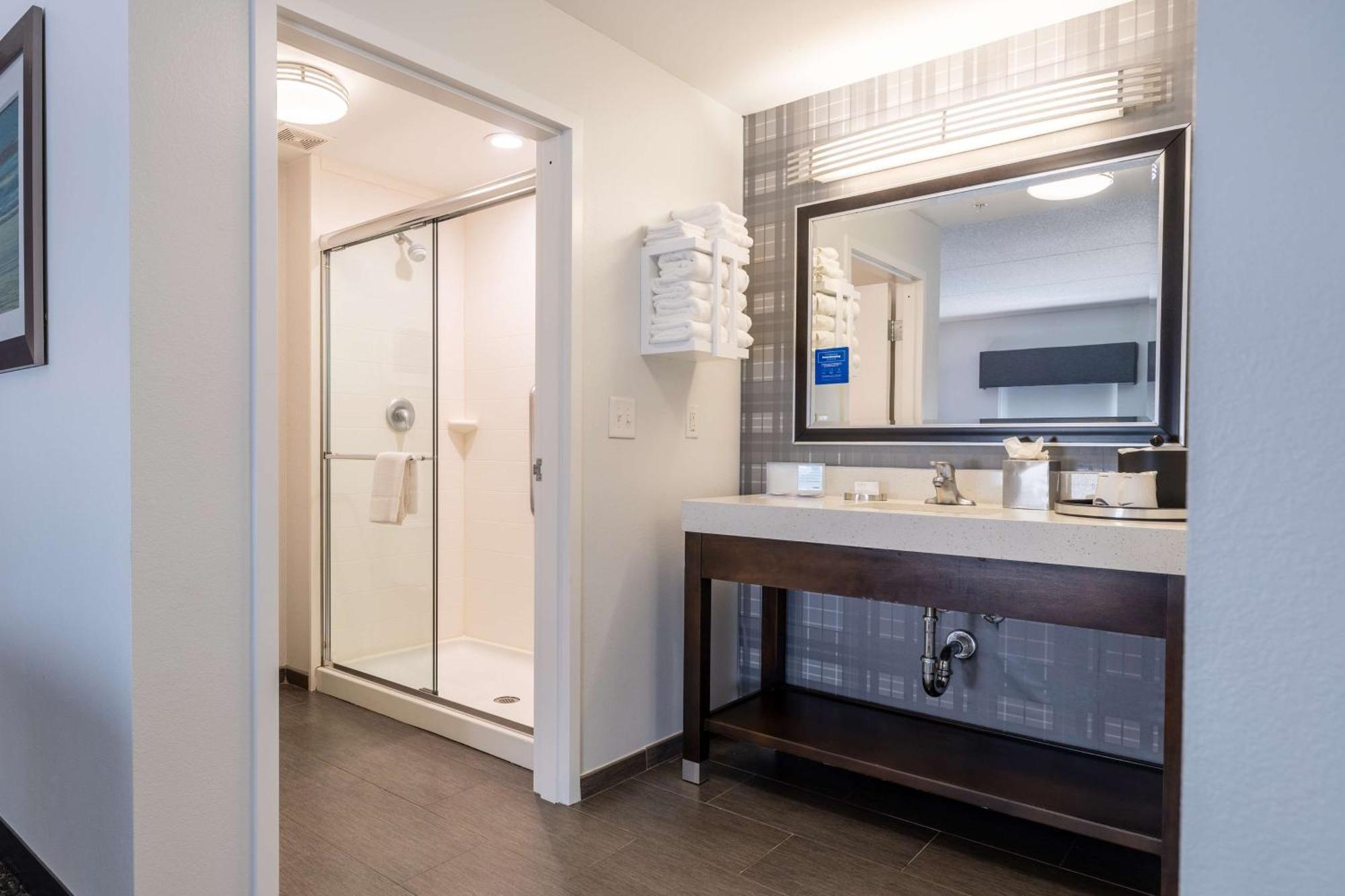 Hampton Inn & Suites Greensboro/Coliseum Area Ngoại thất bức ảnh