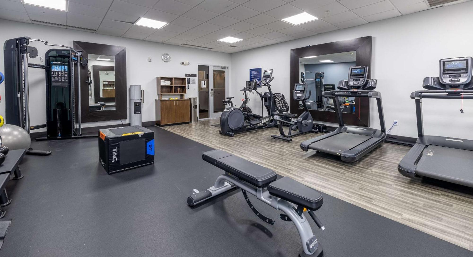 Hampton Inn & Suites Greensboro/Coliseum Area Ngoại thất bức ảnh