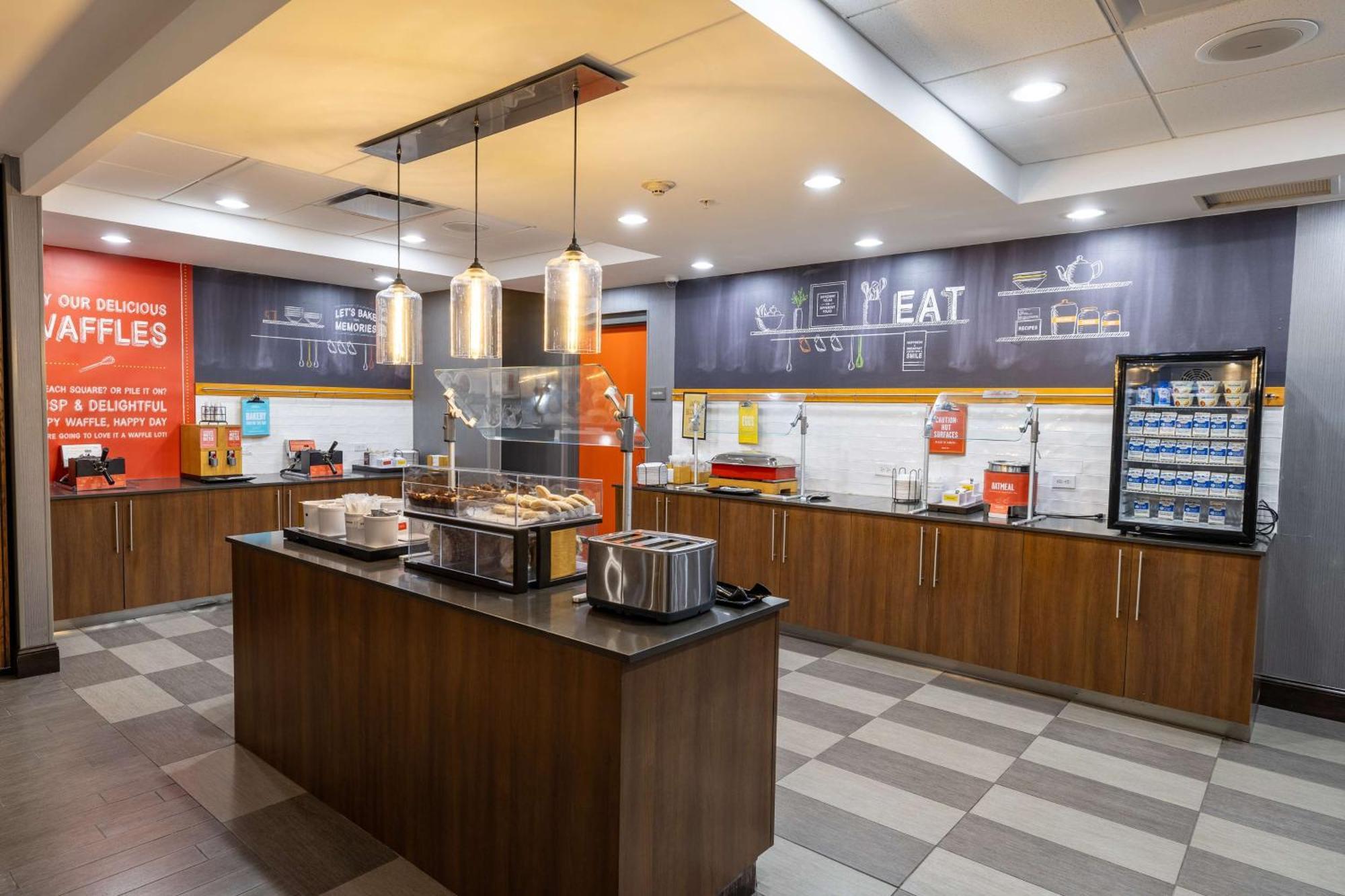 Hampton Inn & Suites Greensboro/Coliseum Area Ngoại thất bức ảnh