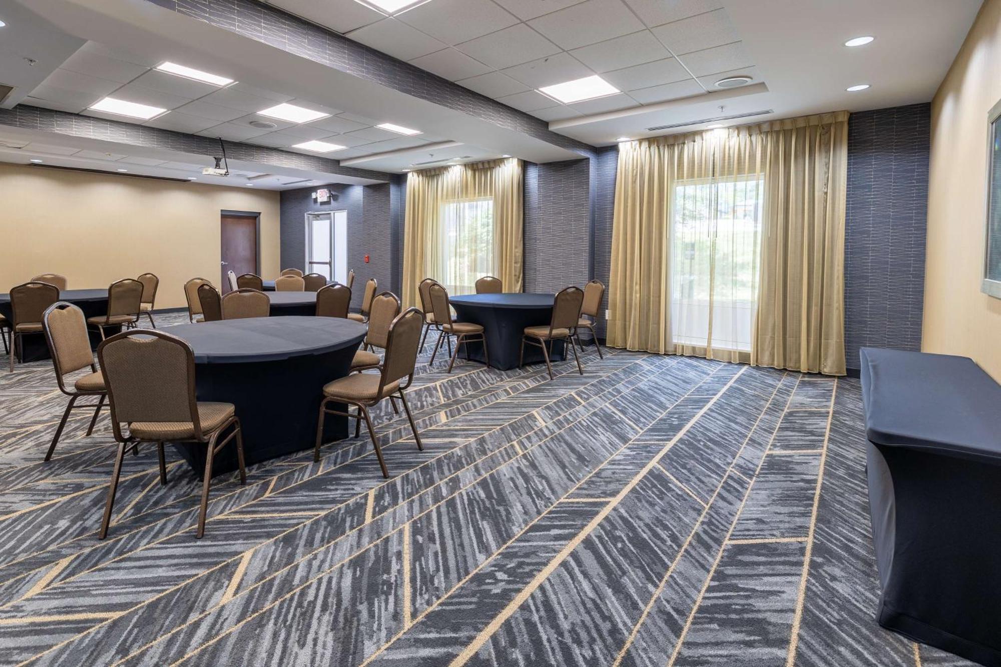Hampton Inn & Suites Greensboro/Coliseum Area Ngoại thất bức ảnh