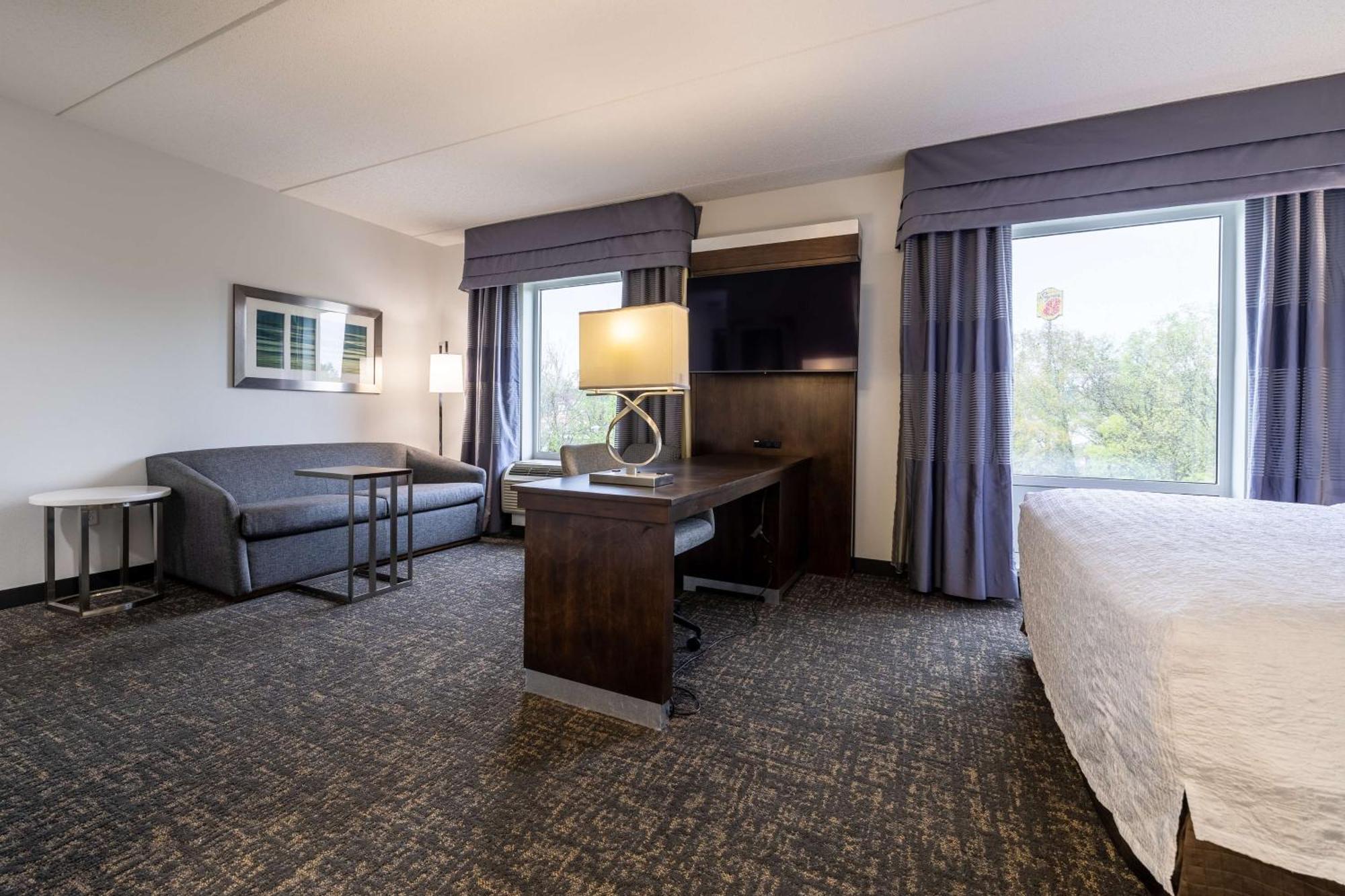 Hampton Inn & Suites Greensboro/Coliseum Area Ngoại thất bức ảnh