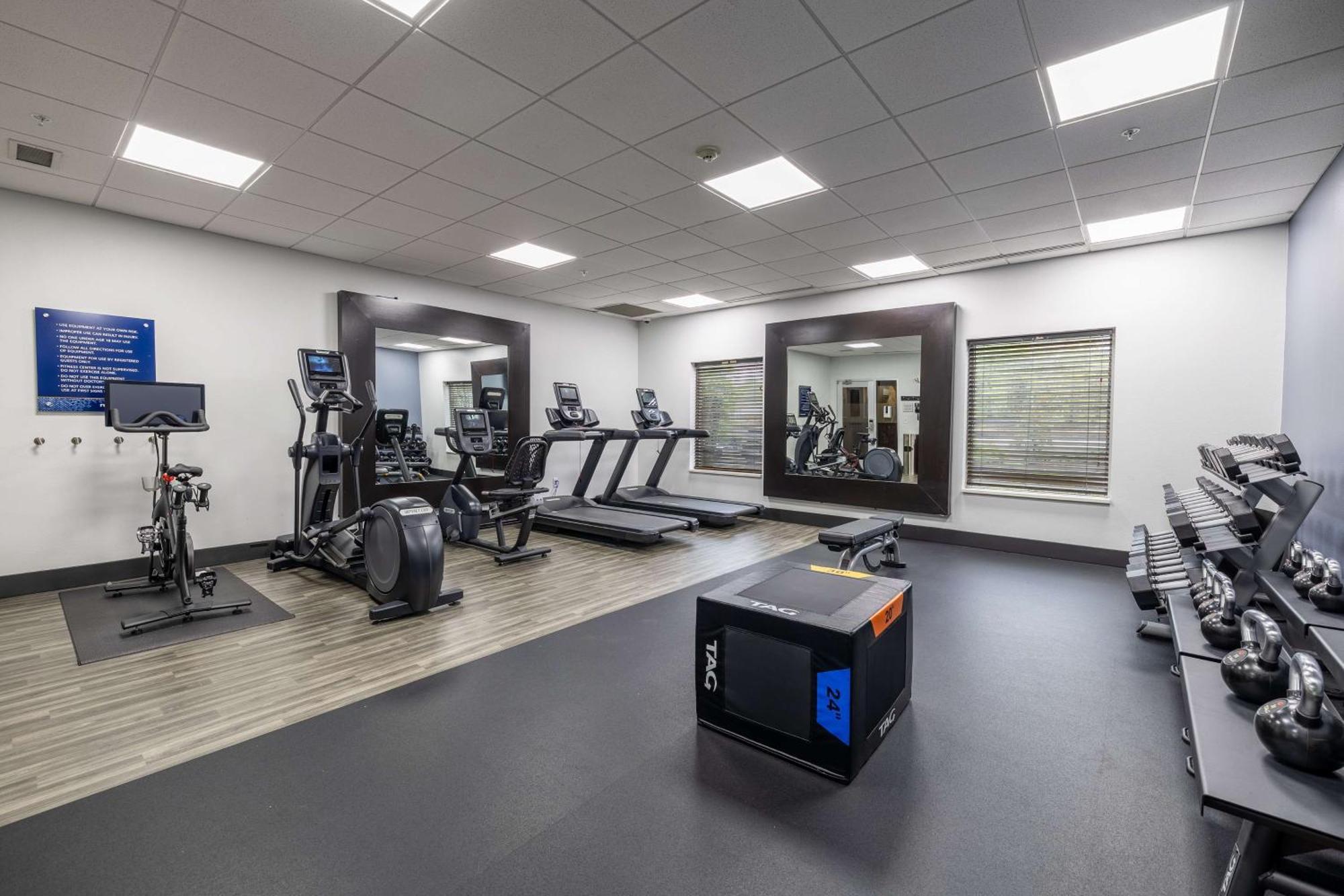 Hampton Inn & Suites Greensboro/Coliseum Area Ngoại thất bức ảnh