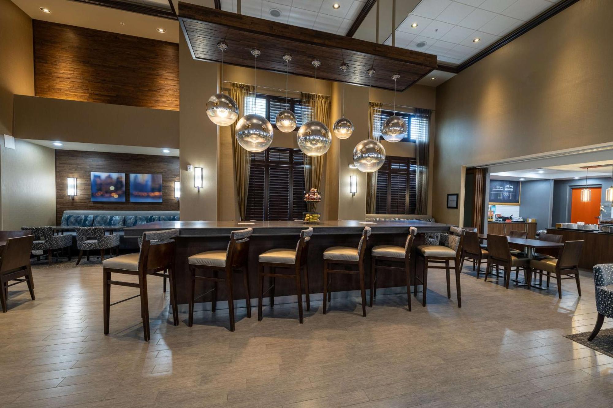 Hampton Inn & Suites Greensboro/Coliseum Area Ngoại thất bức ảnh