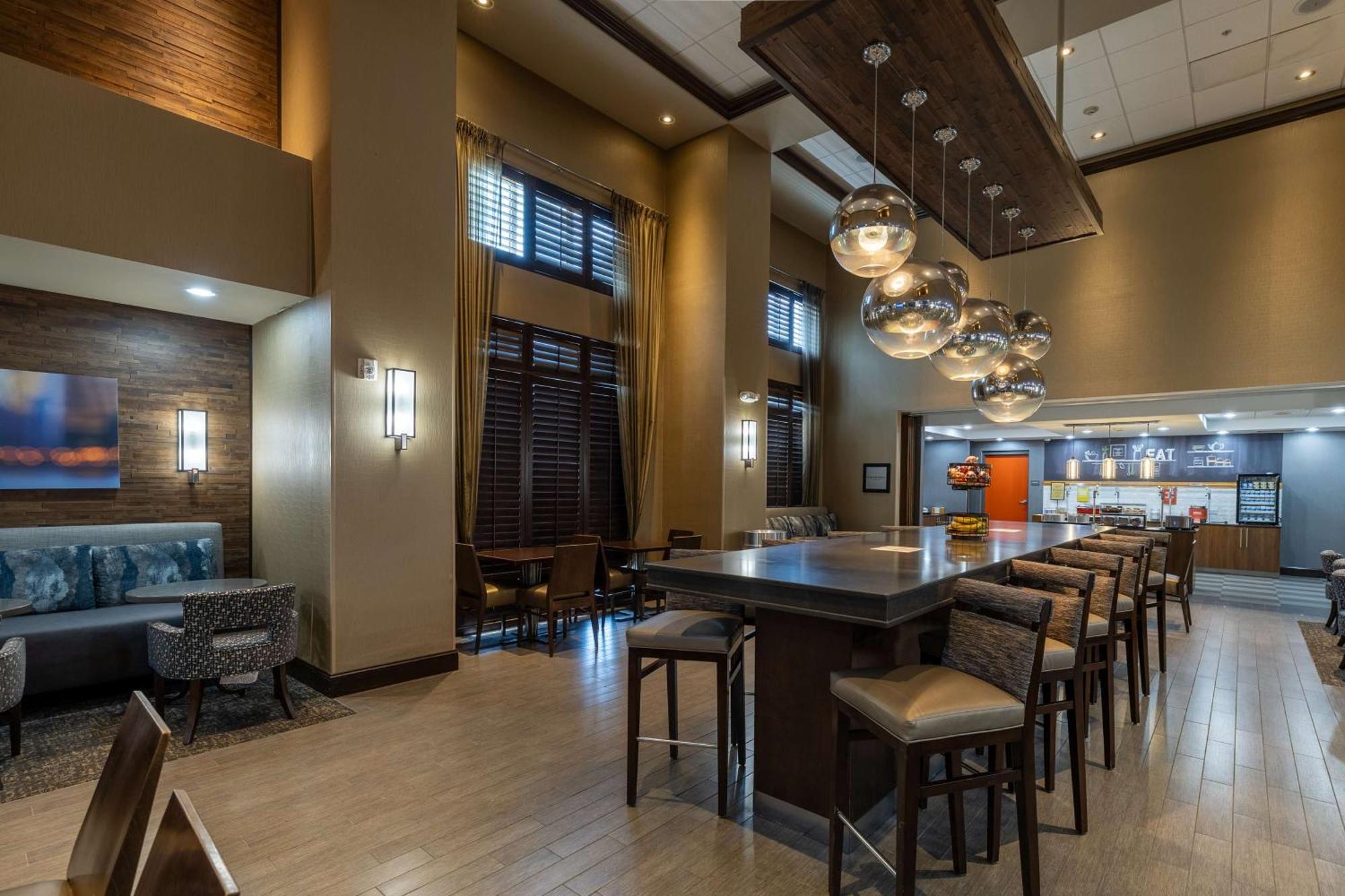 Hampton Inn & Suites Greensboro/Coliseum Area Ngoại thất bức ảnh
